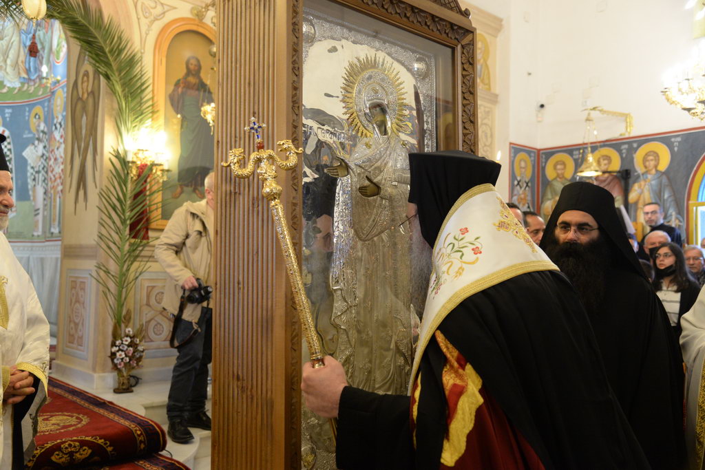 Πατρών Χρυσόστομος: Έχρισε με άγιο Μύρο την αγία Εικόνα της Παναγίας της Γεροντίσσης
