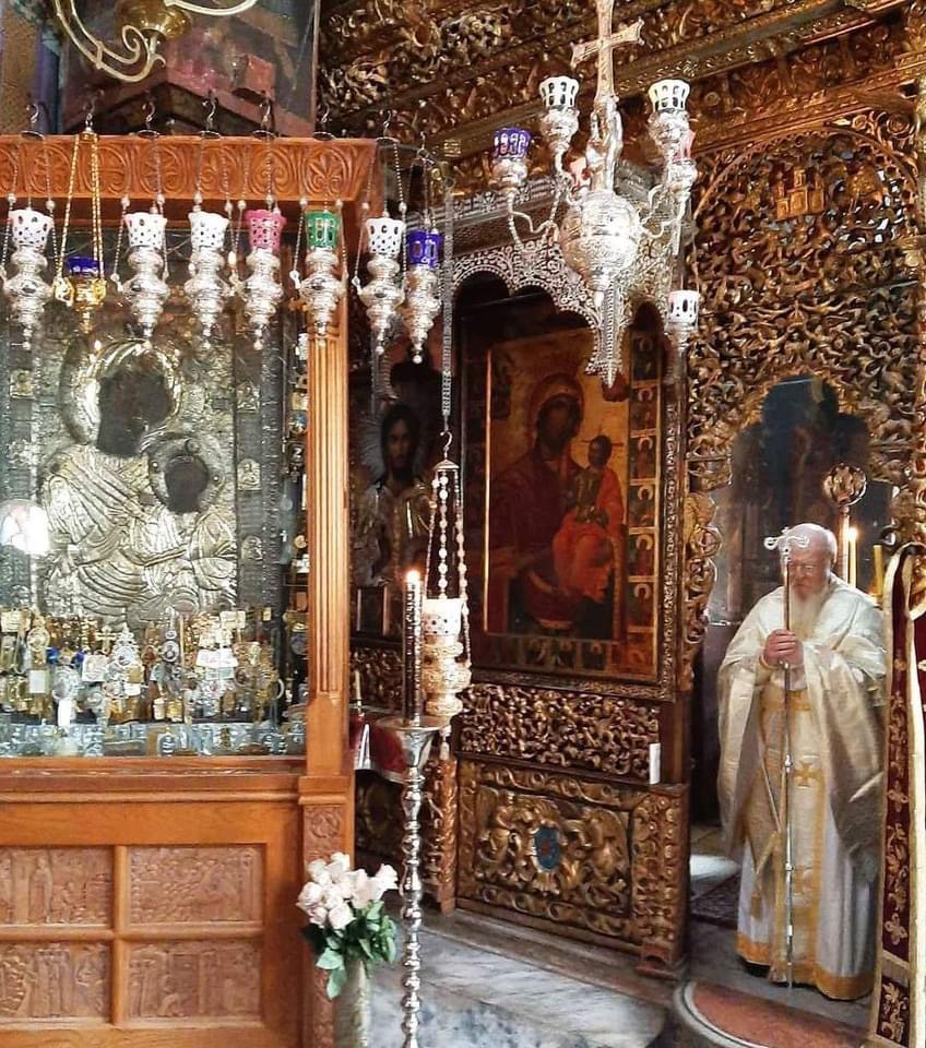 Ο Πατριάρχης ανάβει την καντήλα στην Παναγία Πορταΐτισσα ως απλός Ιερέας