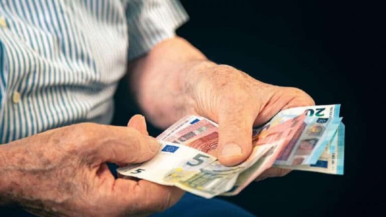 Τα ΝΕΑ ...τρέχουν για τους  συνταξιούχους :  Οι κίνδυνοι με τις νέες συντάξεις ΙΚΑ, ΟΑΕΕ, ΕΦΚΑ -Πρόταση για μικροδάνεια ως 5.000€