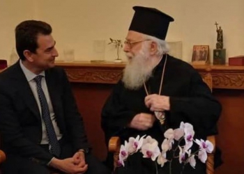 Ο Κώστας Σκρέκας συναντήθηκε με τον Αρχιεπίσκοπο Αλβανίας Αναστάσιο