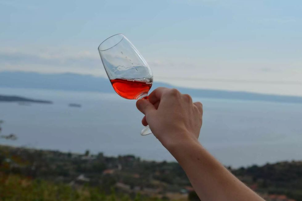 Αγιορείτικο κρασί! Μένει για 12 μήνες στο βυθό της θάλασσας – Η ιδιαιτερότητα που το κάνει μοναδικό και ανάρπαστο