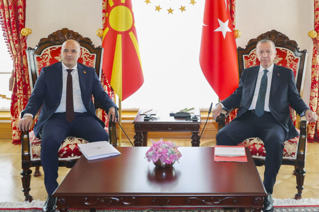 Συνάντηση Ερντογάν με τον πρωθυπουργό των Σκοπίων στην Κωνσταντινούπολη
