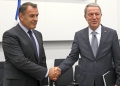 ΕΛΛΗΝΟΤΟΥΡΚΙΚΑ: "Θερμή" συνάντηση Παναγιώτοπουλου - Ακάρ στο περιθώριο της συνόδου του ΝΑΤΟ