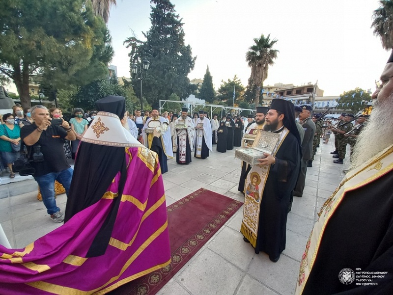 Κόρινθος: Κλήρος και λαός υποδέχτηκαν τα Ιερά Λείψανα των εν Κορινθία Αγίων