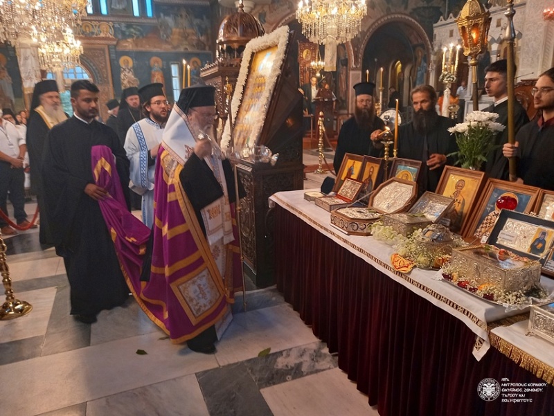 Κόρινθος: Κλήρος και λαός υποδέχτηκαν τα Ιερά Λείψανα των εν Κορινθία Αγίων