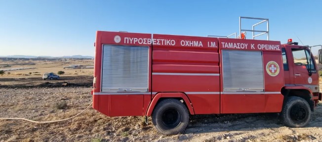 Eπέμβαση του πυροσβεστικού οχήματος της Ι.Μητρόπολης Ταμασού για την κατάσβεση πυρκαγιάς