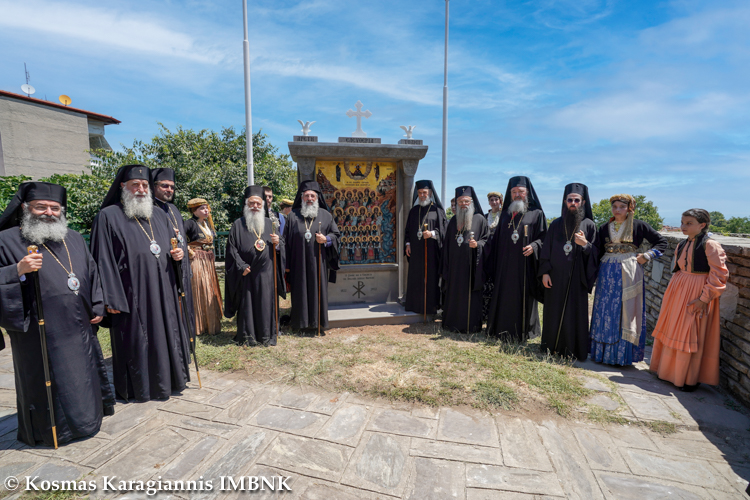 Αρχιερείς των Ορθοδόξων Πατριαρχείων και Αυτοκεφάλων Εκκλησιών στη Νάουσα για το μνημείο των Γυναικών της Αράπιτσας