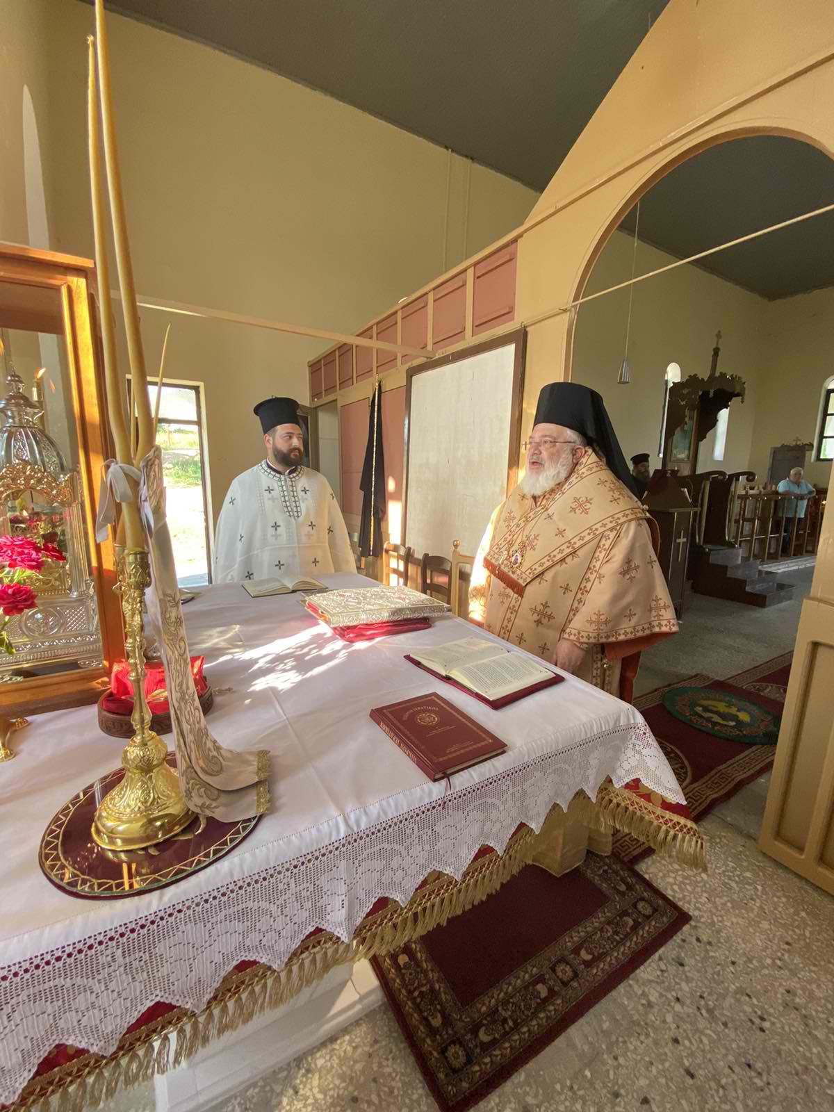 Στο περικυκλωμένο από την φωτιά και σκεπασμένο από καπνό Μοναστήρι της Δαδιάς ο Διδυμοτείχου Δαμασκηνός