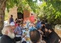 Ιερείς και Διάκονοι μαζί με πιστούς μαζεύουν πατάτα στη μητρόπολη Μαντινείας -Ακολουθεί το παραδοσιακό φαγοπότι!