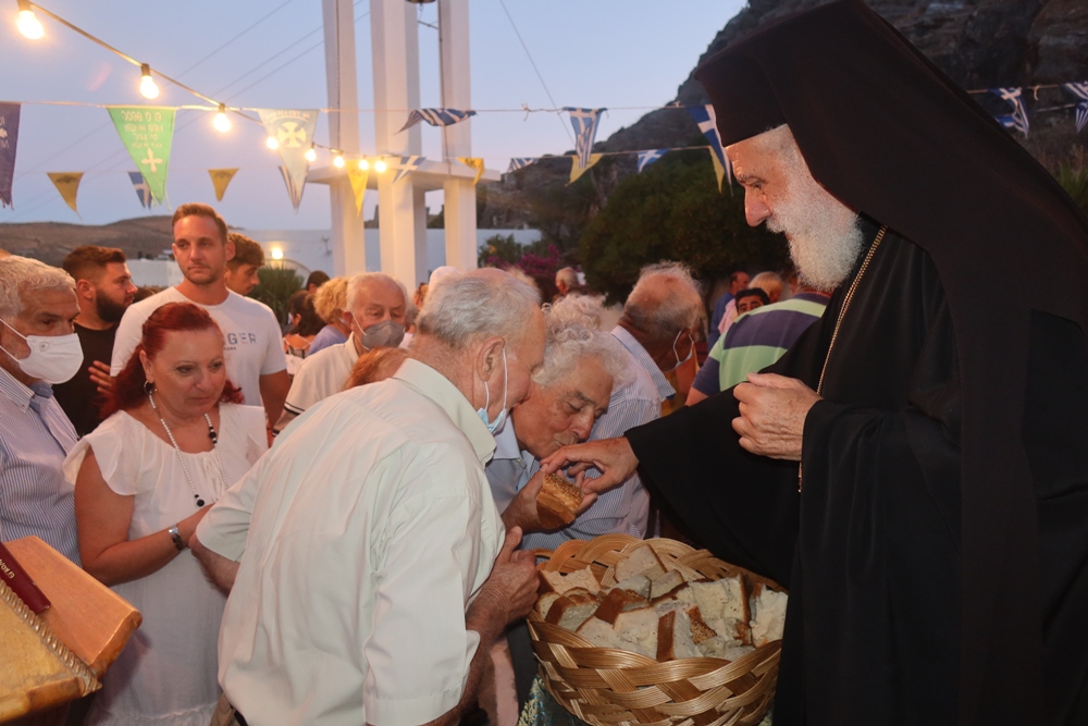 ΚΥΘΝΟΣ: Ο Αρχιερατικός Εσπερινός των Αγίων Αναργύρων στα Λουτρά