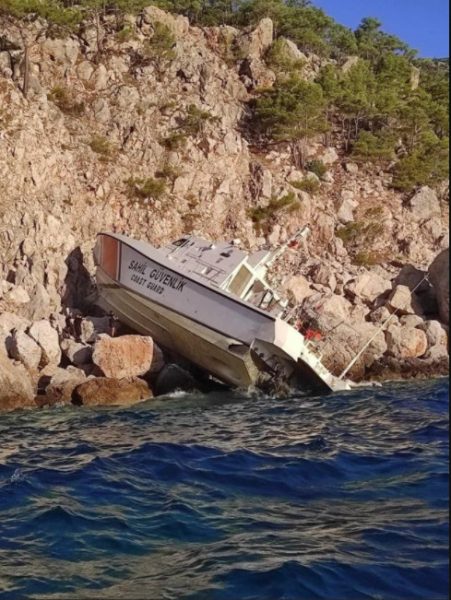 Oι σπουδαίοι θαλασσόλυκοι που το έριξαν στα βράχια - Ιδού το τουρκικό σκάφος του Λιμενικού Σώματος