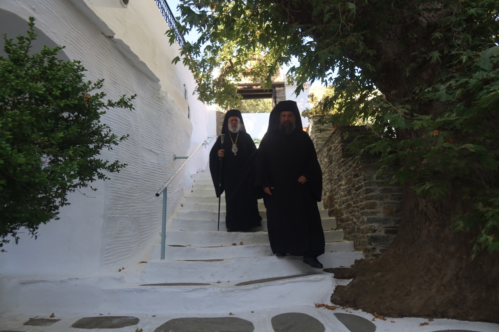 ΑΝΔΡΟΣ: Δισαρχιερατική Θεία Λειτουργία στην Μονή του Αγίου Παντελεήμονος