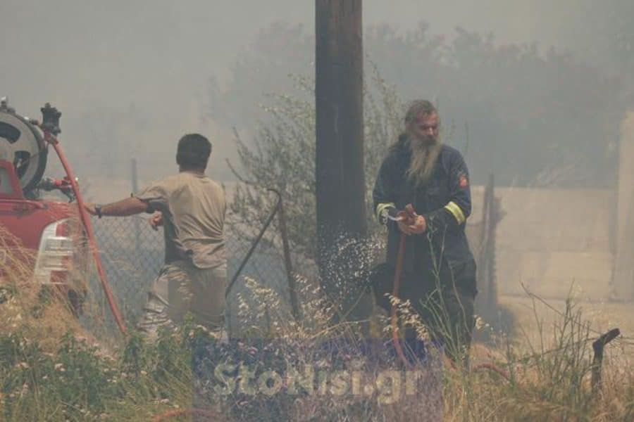 Λέσβος: Δύο ιερείς στη μάχη της φωτιάς στα Βατερά