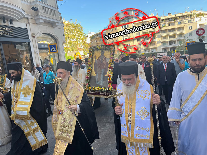 Η ΑΘΗΝΑ ΥΠΟΚΛΙΘΗΚΕ ΣΤΟΝ ΠΟΛΙΟΥΧΟ ΤΗΣ! Με ροδοπέταλα και άνθη έραναν τον Αγιο Διονύσιο Αρεοπαγίτη στη Λιτανεία