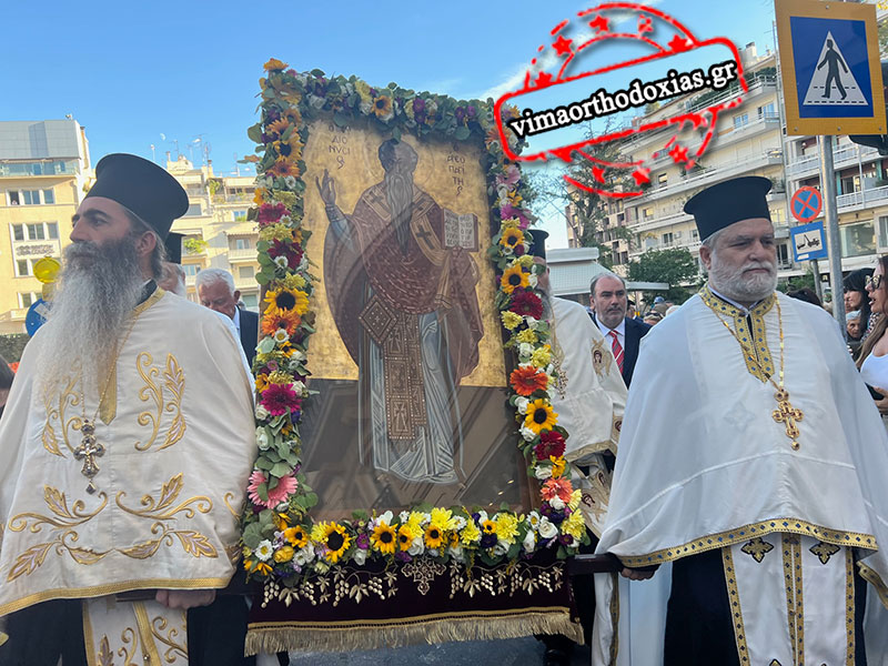 Η ΑΘΗΝΑ ΥΠΟΚΛΙΘΗΚΕ ΣΤΟΝ ΠΟΛΙΟΥΧΟ ΤΗΣ! Με ροδοπέταλα και άνθη έραναν τον Αγιο Διονύσιο Αρεοπαγίτη στη Λιτανεία