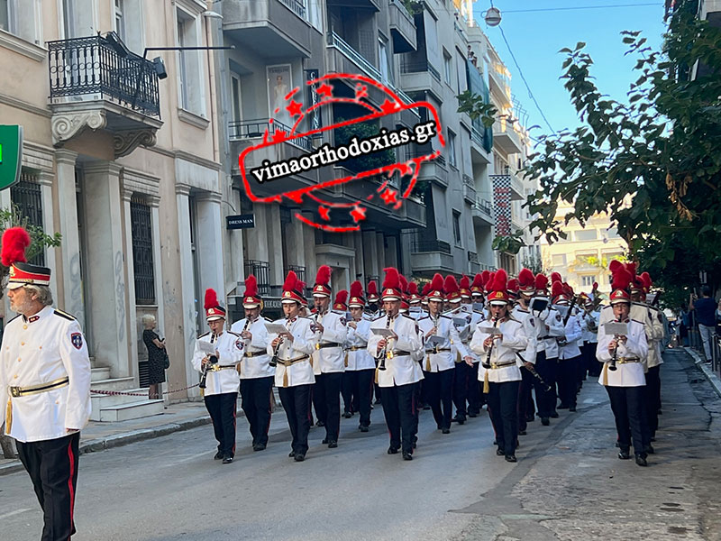 Η ΑΘΗΝΑ ΥΠΟΚΛΙΘΗΚΕ ΣΤΟΝ ΠΟΛΙΟΥΧΟ ΤΗΣ! Με ροδοπέταλα και άνθη έραναν τον Αγιο Διονύσιο Αρεοπαγίτη στη Λιτανεία