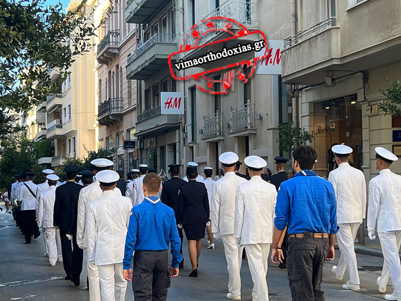 Η ΑΘΗΝΑ ΥΠΟΚΛΙΘΗΚΕ ΣΤΟΝ ΠΟΛΙΟΥΧΟ ΤΗΣ! Με ροδοπέταλα και άνθη έραναν τον Αγιο Διονύσιο Αρεοπαγίτη στη Λιτανεία