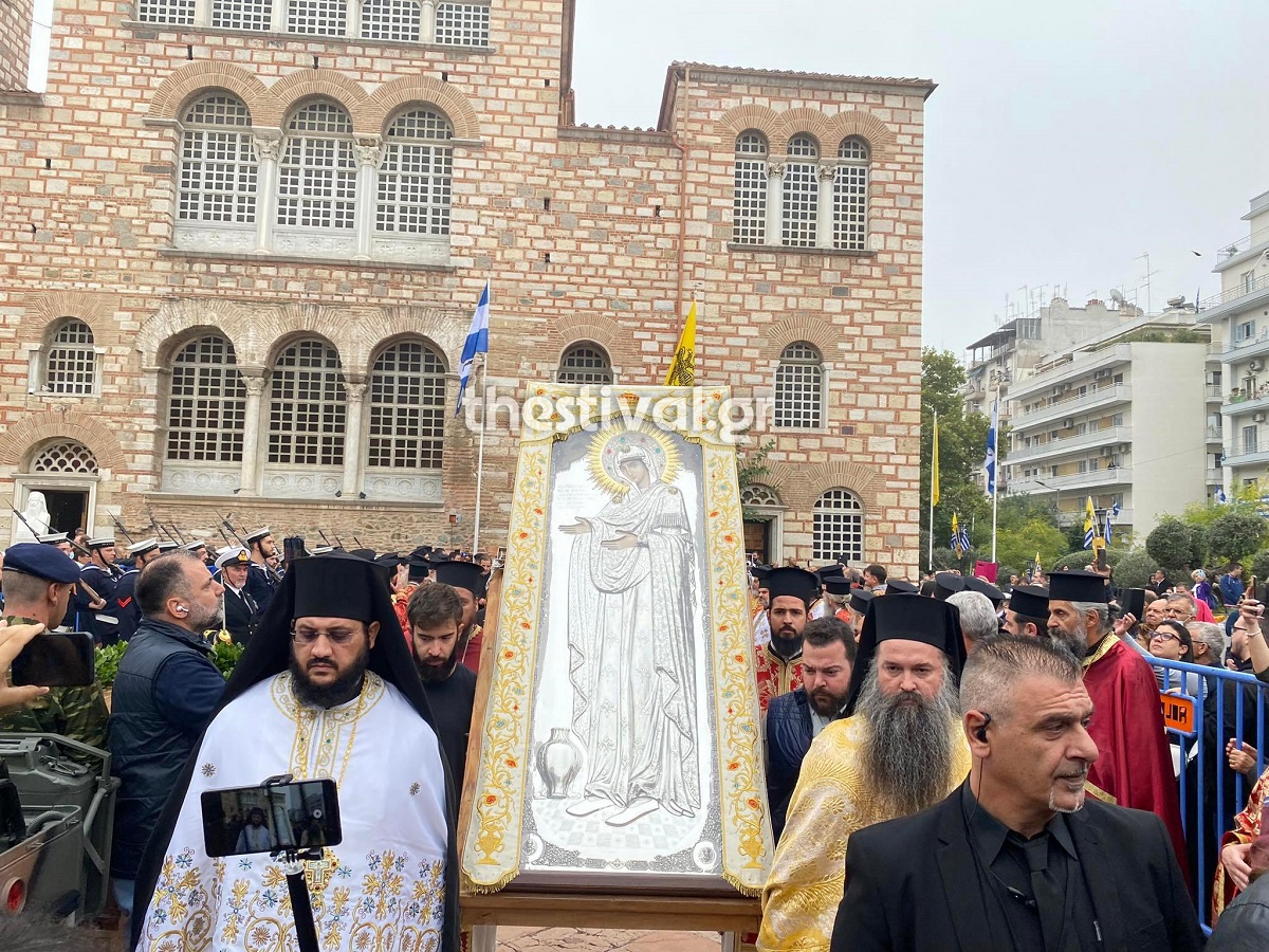 Θεσσαλονίκη: Πλήθος κόσμου στην λιτάνευση της Παναγίας Γεροντίσσης και των Ιερών Λειψάνων του Αγίου Δημητρίου