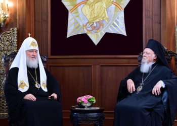 Ο Οικουμενικός Πατριάρχης Βαρθολομαίος (Δ) συνομιλεί με τον Πατριάρχη  Μόσχας και πασών των Ρωσιών Κύριλλο (Α), κατά την διάρκεια της συνάντησης στο Φανάρι, Παρασκευή 31 Αυγούστου 2018. Στην συνάντηση τους θα συζητήσουν τα προβλήματα της εκκλησίας. ΑΠΕ-ΜΠΕ/ΑΠΕ-ΜΠΕ/ΔΗΜΗΤΡΗΣ ΠΑΝΑΓΟΣ