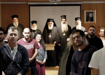 Ο Μάνης Χρυσόστομος με φοιτητές της Θεολογικής Σχολής