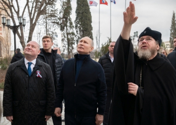 Russian President Vladimir Putin, Governor of Sevastopol Mikhail Razvozhayev and Metropolitan Tikhon (Shevkunov), chairman of the Patriarchal Council for Culture, visit the state museum-preserve "Tauric Chersonese" in Sevastopol, Crimea March 18, 2023. Sputnik/Russian Presidential Press Office/Kremlin via REUTERS ATTENTION EDITORS - THIS IMAGE WAS PROVIDED BY A THIRD PARTY.