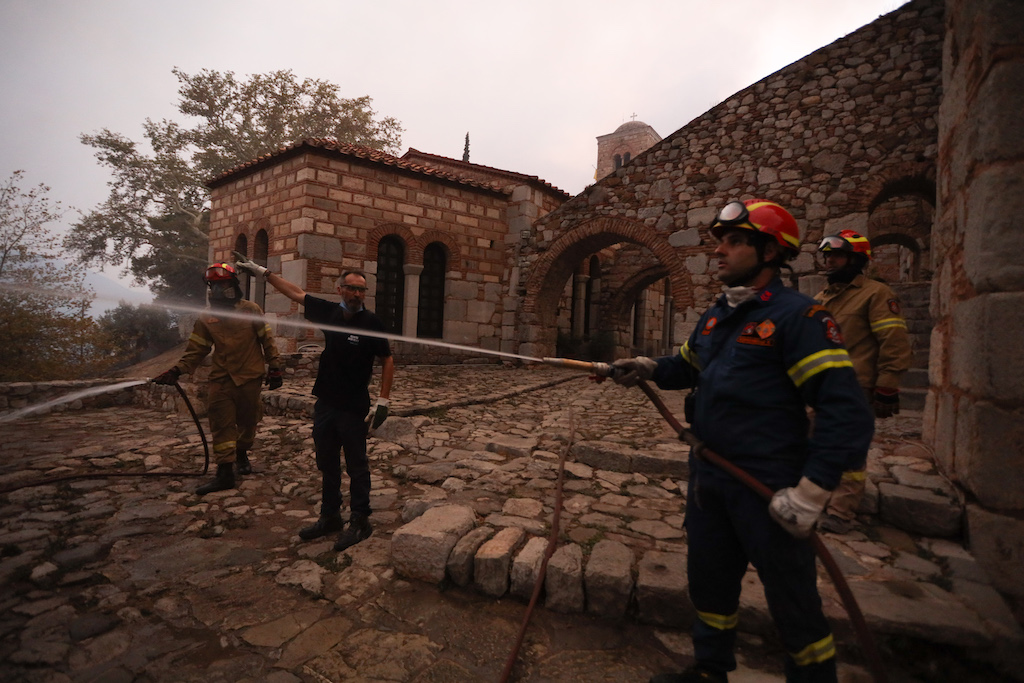 Συγκλονίζει ο Ναξιώτης Μητροπολίτης Θηβών και Λεβαδείας Γεώργιος για την πυρκαγιά στην Ι. Μονή Αγίου Λουκά