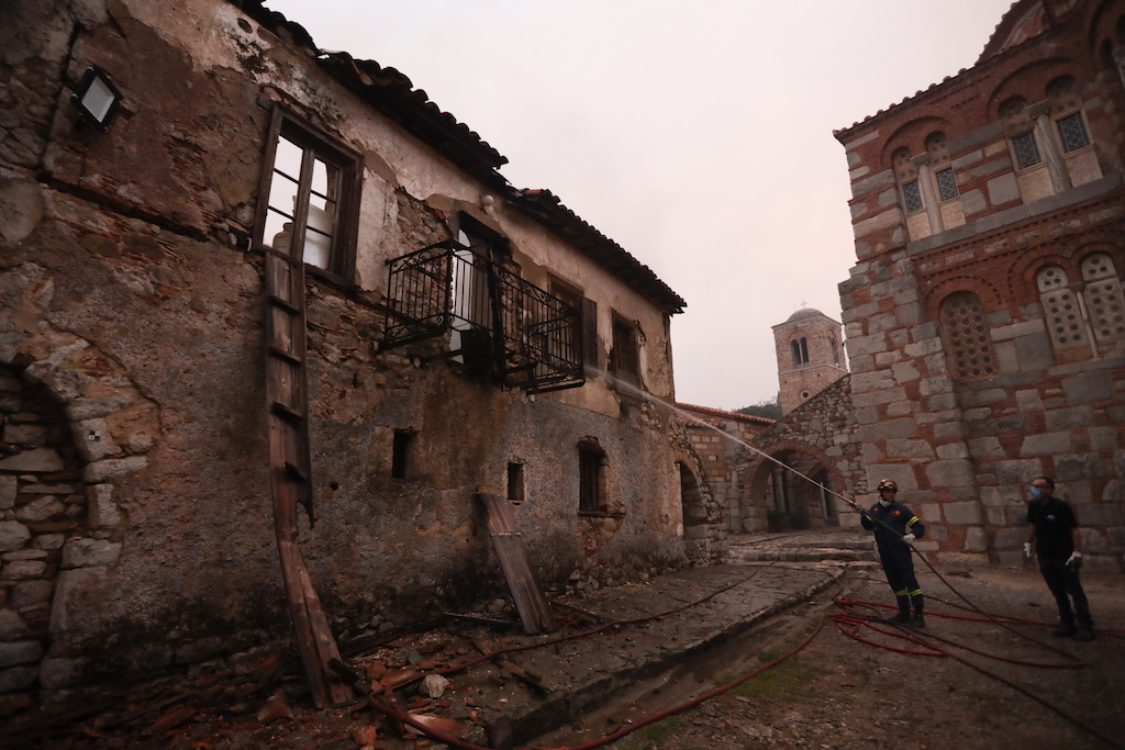 Συγκλονίζει ο Ναξιώτης Μητροπολίτης Θηβών και Λεβαδείας Γεώργιος για την πυρκαγιά στην Ι. Μονή Αγίου Λουκά