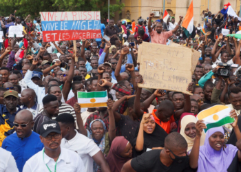 Anti-sanctions protestors gather in support of the putschist soldiers in the capital Niamey, Niger August 3, 2023. The signs read "Long live Niger, long live Russia, twenty years of transition down with France". REUTERS/Balima Boureima NO RESALES. NO ARCHIVES