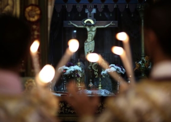 epa06422460 Palestinian Christians attend an Orthodox Christmas mass at the Saint Porfirios church in Gaza City, 07 January 2018. Orthodox Christians celebrate Christmas on 07 January according to the Julian calendar.  EPA/MOHAMMED SABER