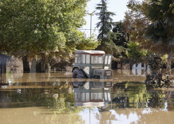Η μάχη με το νερό και την λάσπη, συνεχίζεται στην Θεσσαλία για 8η ημέρα σήμερα μετά το καταστροφικό κύμα κακοκαιρίας Daniel που έπνιξε στην κυριολεξία τον Θεσσαλικό κάμπο. Οδοιπορικό στη περιοχή Μεταμόρφωση Καρδίτσας. Τρίτη 12 Σεπτεμβρίου 2023 (ΓΙΩΡΓΟΣ ΚΟΝΤΑΡΙΝΗΣ / EUROKINISSI)