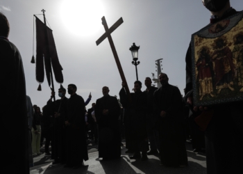 Epitaph procession at the church of Saint Minas in Thessaloniki, Greece, Holy Friday, April 22, 2022.  
/ Περιφορά του επιταφίου στο ναό του Αγίου Μήνα, Θεσσαλονίκη, Μεγάλη Παρασκευή, 22 Απριλίου 2022.