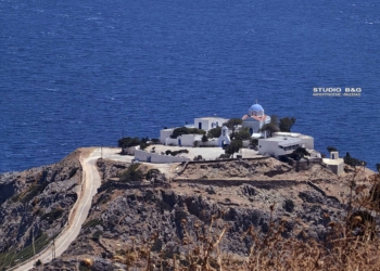 Φωτογραφικά στιγμιότυπα από τη νήσο Κέα ή Τζια στις Κυκλάδες , Πέμπτη 4 Ιουλίου 2024.Η Κέα γνωστή σε όλους ως Τζια είναι ένα όμορφο κυκλαδονήσι και δημοφιλής προορισμός χάρη στο ποικιλόμορφο τοπίο αλλά και την πλούσια ιστορική της παράδοση. Στο νησί θα σας γοητεύσουν οι μεγάλες εναλλαγές τοπίου με τα απότομα βουνά, μικρά λιβάδια, ελαιώνες, αμπέλια, ρεματιές, γραφικοί ορμίσκοι και απομονωμένες ακρογιαλιές. Το νησί της Κέας αποτελεί αγαπημένο προορισμό των ιστιοπλόων κυρίως λόγω της μικρής απόστασης που το χωρίζει από την Αττική, αλλά και για τους λάτρεις των καταδύσεων καθώς κάτω από τη θάλασσα της κρύβει πολλά ναυάγια. Η πρωτεύουσα της Κέας βρίσκεται στο κέντρο του νησιού, χτισμένη στη θέση της ομώνυμης αρχαίας πόλης. Είναι γραφικότατος οικισμός γεμάτος παραδοσιακά σπίτια με κεραμοσκεπές, πλακόστρωτα δρομάκια, πλατώματα, στεγάδια και πολλά σκαλάκια.