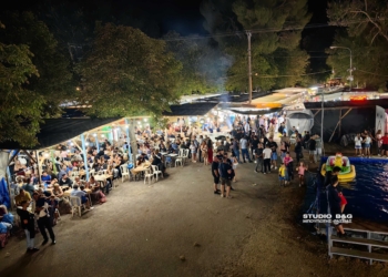 Κατά την περίοδο του Δεκαπενταύγουστου είναι πανελληνίως γνωστή η μεγάλη θρησκευτική και εμπορική πανήγυρη που τελείται με επίκεντρο τον ανακαινισμένο Βυζαντινό Ιερό Ναό της Κοιμήσεως της Θεοτόκου στην Επισκοπή της Τεγέας, Δευτέρα 18 Αυγούστου 2026. Κάθε χρόνο τον Δεκαπενταύγουστο η περιοχή της Τεγέας στην Αρκαδία μετατρέπεται σε σημείο συνάντησης πολλών επισκεπτών από όλη την Ελλάδα. Στην καρδιά του πάρκου της Παλαιάς Επισκοπής σε έναν ειδυλλιακό χώρο, που σκεπάζεται από αιωνόβια πλατάνια και συνορεύει με πολύ σπουδαία μνημεία της Τεγεατικής αρχαιότητας, ο Τεγεατικός Σύνδεσμος διοργανώνει την Παμπελοποννησιακή Έκθεση Τεγέας. Η εμποροπανήγυρη της Τεγέας με τη μακραίωνη ιστορία της στο βάθος των αιώνων συναντάται ήδη από την περίοδο της Φραγκοκρατίας, συνεχίζεται την περίοδο των προεπαναστατικών χρόνων μέχρι το 1821. Χάρη στις ανιδιοτελείς και ακαταπόνητες προσπάθειες των Διοικήσεών του το πανηγύρι της Τεγέας έχει γίνει ένα από τα πιο ξακουστά και οργανωμένα θρησκευτικά-εμπορικά πανηγύρια της Ελλάδος με περισσότερους από 60.000 επισκέπτες ετησίως.