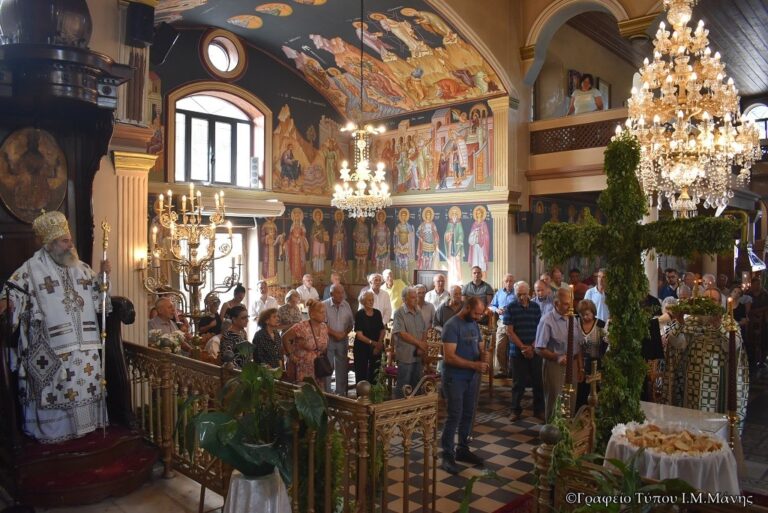Πλήθος πιστών προσεκύνησε τον Σταυρό στο Γύθειο